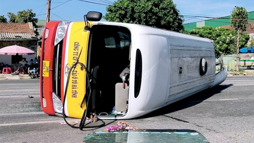 12 injured as bus flips over in central Vietnam